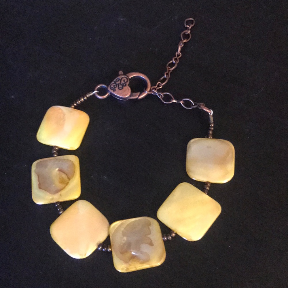 Handcrafted Mother of pearl bracelet butter yellow - Picture 2 of 4
